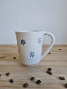 Blomster krus med hank og farvede blomster