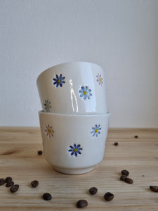 Blomster kop uden hank med farvede blomster