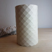 Fold vase H 18 cm Ø 11,5 cm.