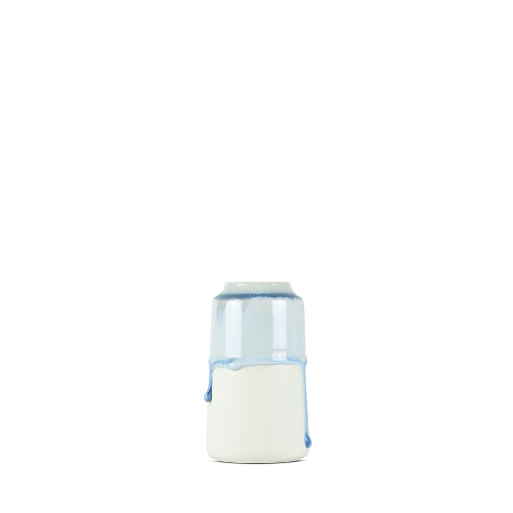 Lille vase i hvid med lyseblå løbeglasur #1013